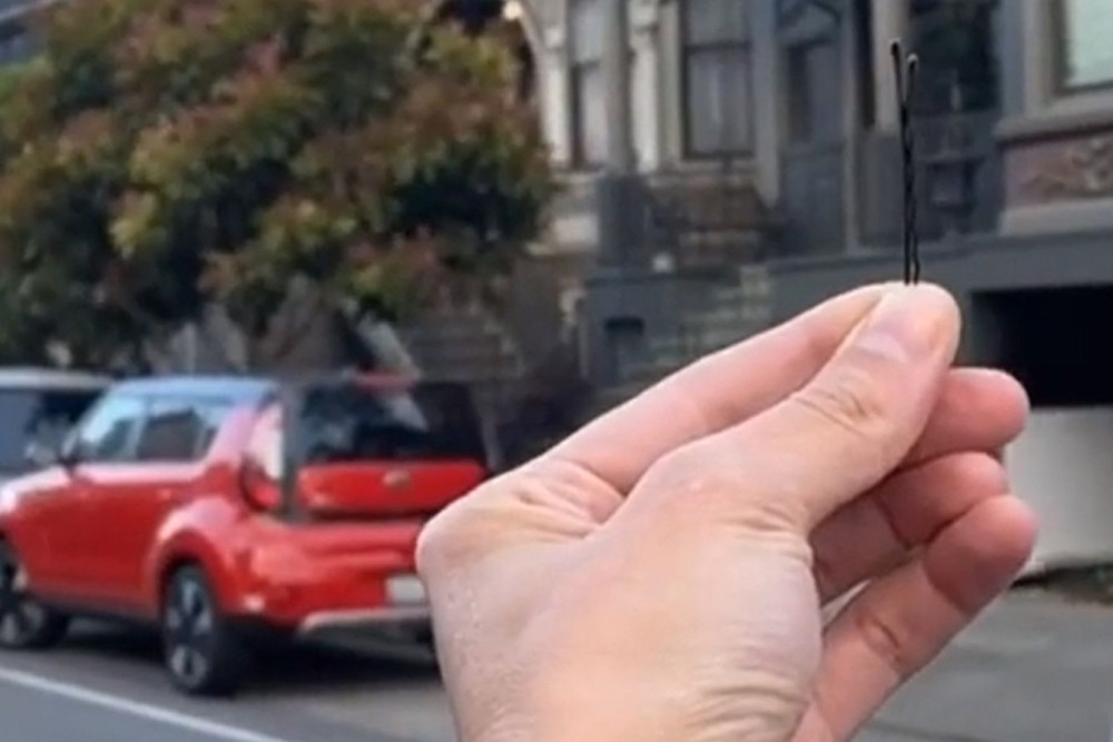 美国_社会|美国女子仅用一枚发夹交换到一辆迷你卡车，并称最终目标是房子