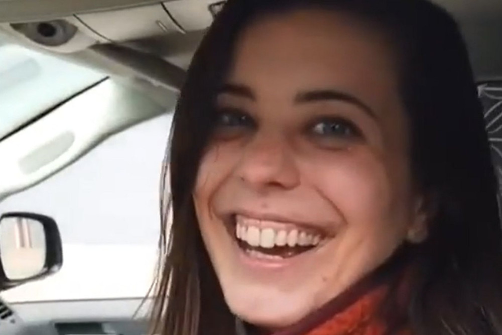 美国_社会|美国女子仅用一枚发夹交换到一辆迷你卡车，并称最终目标是房子