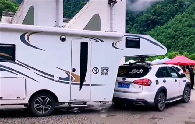 比亚迪唐dm加装房车还配沙发床铺座椅自驾游很实用