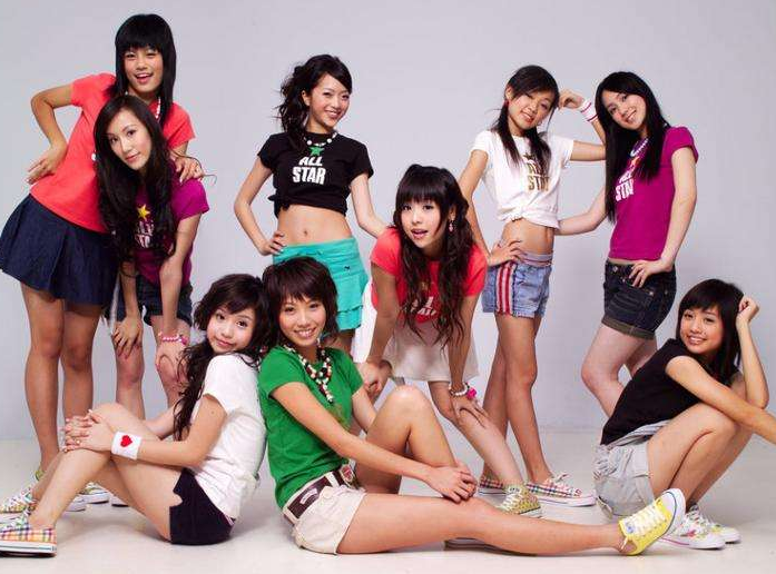 很多人知道鬼鬼吴映洁是因为黑涩会美眉这个组合,这个组合在当年也红