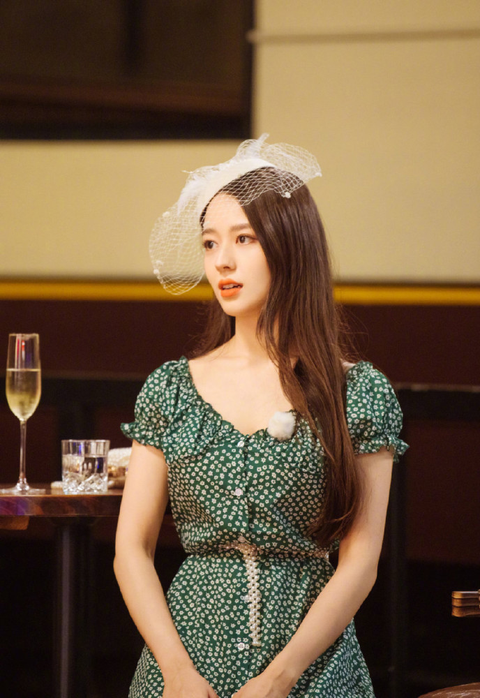 难怪能嫁给郎朗,吉娜绿色印花裙配渔网礼帽,妥妥的法国复古名媛