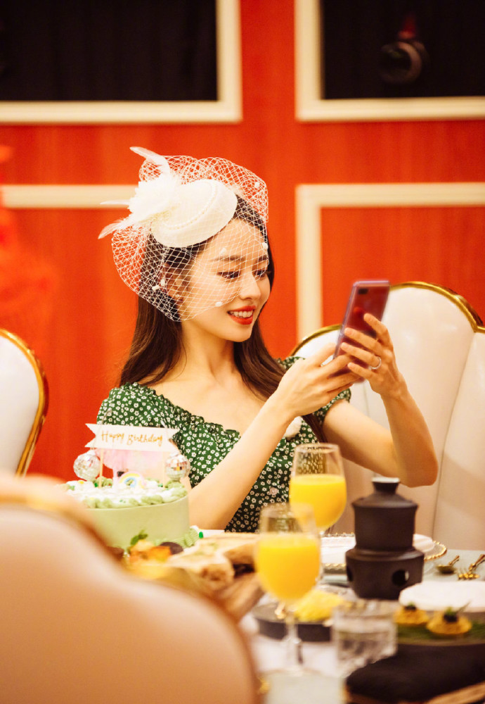 难怪能嫁给郎朗,吉娜绿色印花裙配渔网礼帽,妥妥的法国复古名媛