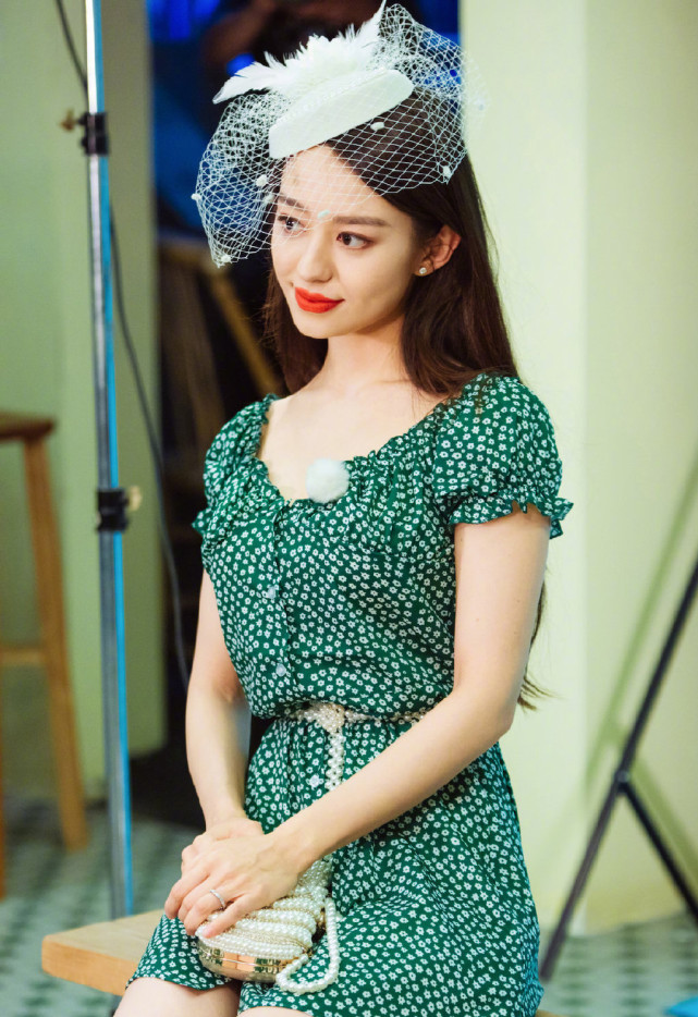 难怪能嫁给郎朗,吉娜绿色印花裙配渔网礼帽,妥妥的法国复古名媛