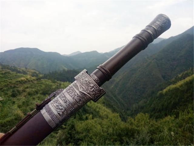 终于在百余次的失败后,成功将中国第一把陨铁剑——"追风"铸造成功,"