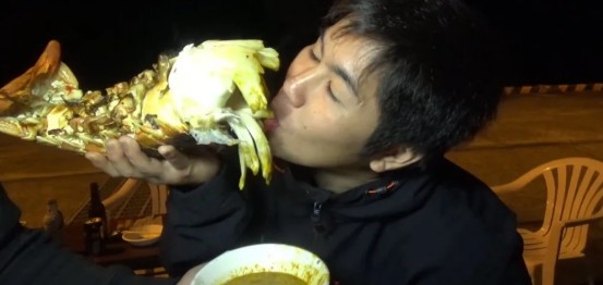 小伙到越南，20斤一只龙虾，真是美味