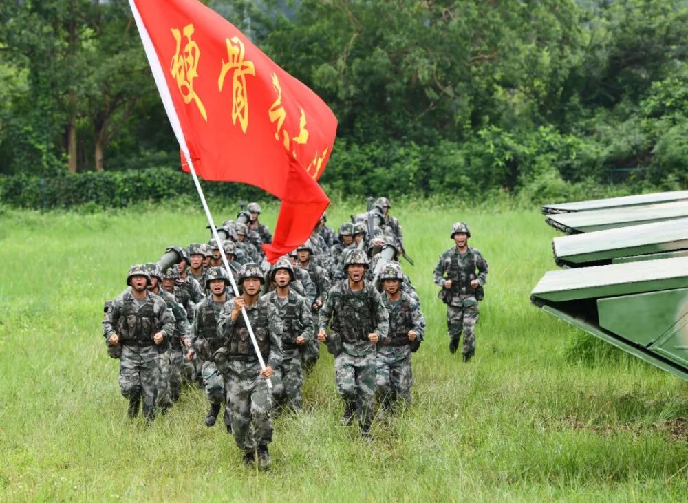 硬骨头六连战斗堡垒党旗红