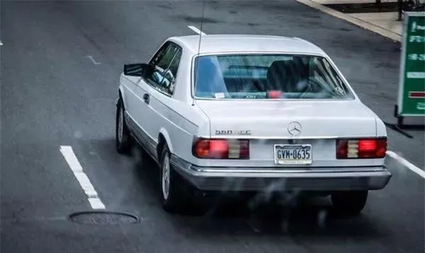 张国荣曾在电影里的座驾c126奔驰最为大气的双门跑车