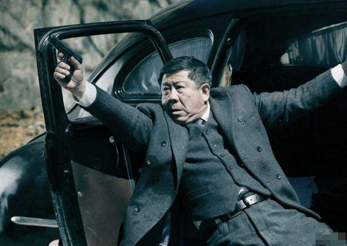 因长相一般被导演一眼相中,出道31年不温不火,但老婆却来头不小