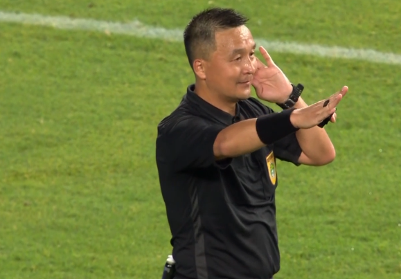 中超裁判再现业余失误,明显好球却吹越位,前国脚:水平不行啊!