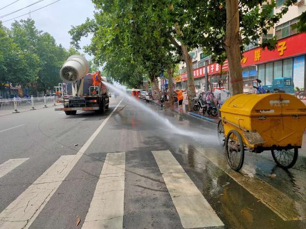 大雨后冲洗漯河道路 142条主次干道 见本色 腾讯新闻