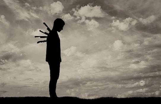 寥寥几字,却像一把尖酸刻薄的刀,狠狠剜到他心头,将一个三十岁男人的