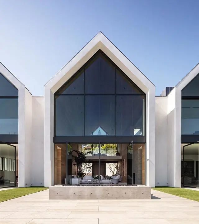 好莱坞山上的坡顶小屋带有悬挑泳池的极简别墅