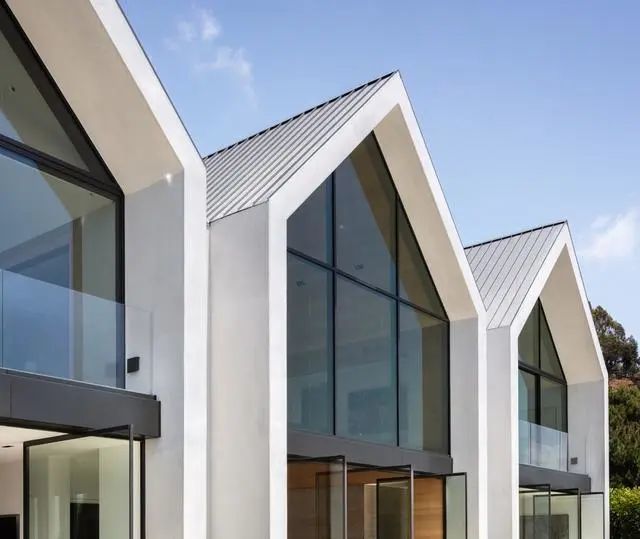 好莱坞山上的坡顶小屋带有悬挑泳池的极简别墅