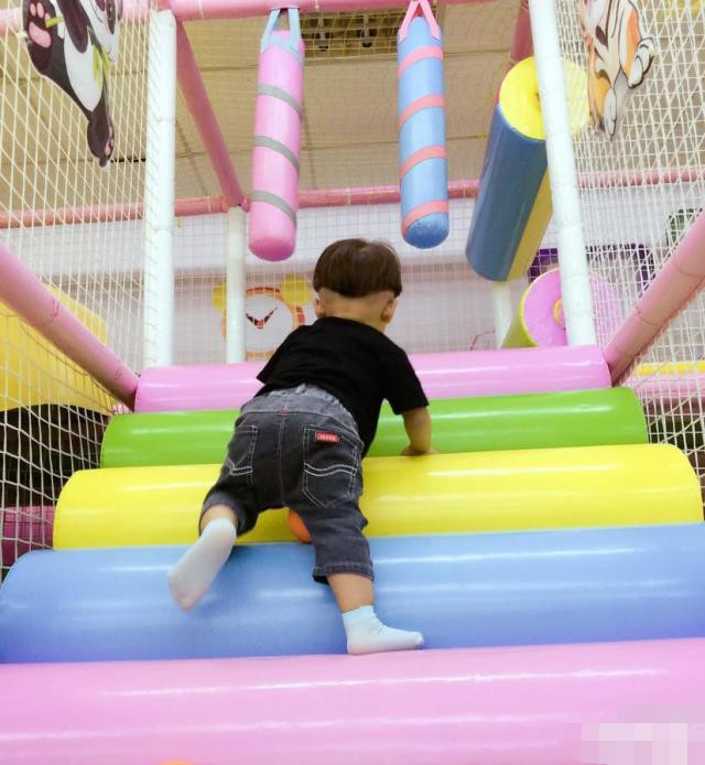 方法:11个月的宝宝具有熟练的爬行技能和极强的攀高欲望,一刻不停地