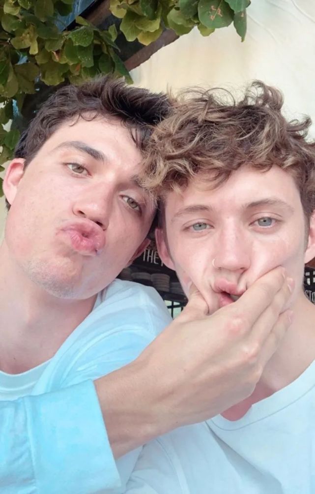 jacobbixenman亲吻女孩