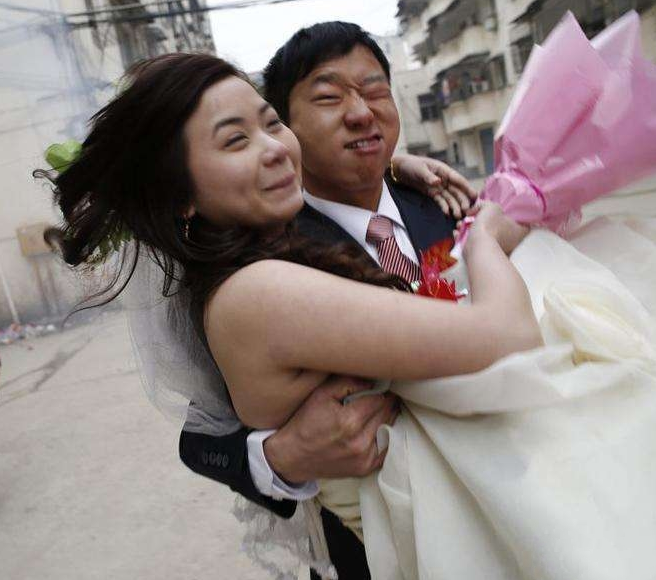 越南美女找了一个中国小伙,就迫不及待嫁到中国,这是为啥?