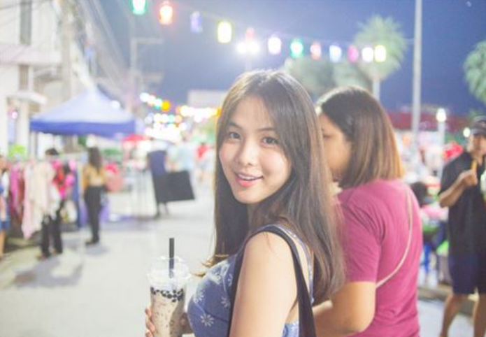 刘若英|清新女孩手捧奶茶照爆红 真实身份曝光竟是男儿身