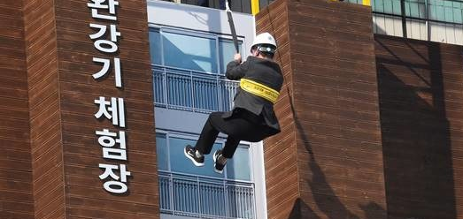 韩国_社会|3名越南人从韩国隔离酒店逃跑：用缓降器滑下6楼