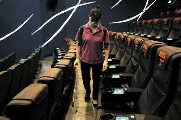 观众离场后,工作人员对座位进行消毒.