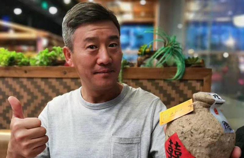 近日,演员侯岩松在社交媒体平台发布了一段视频.