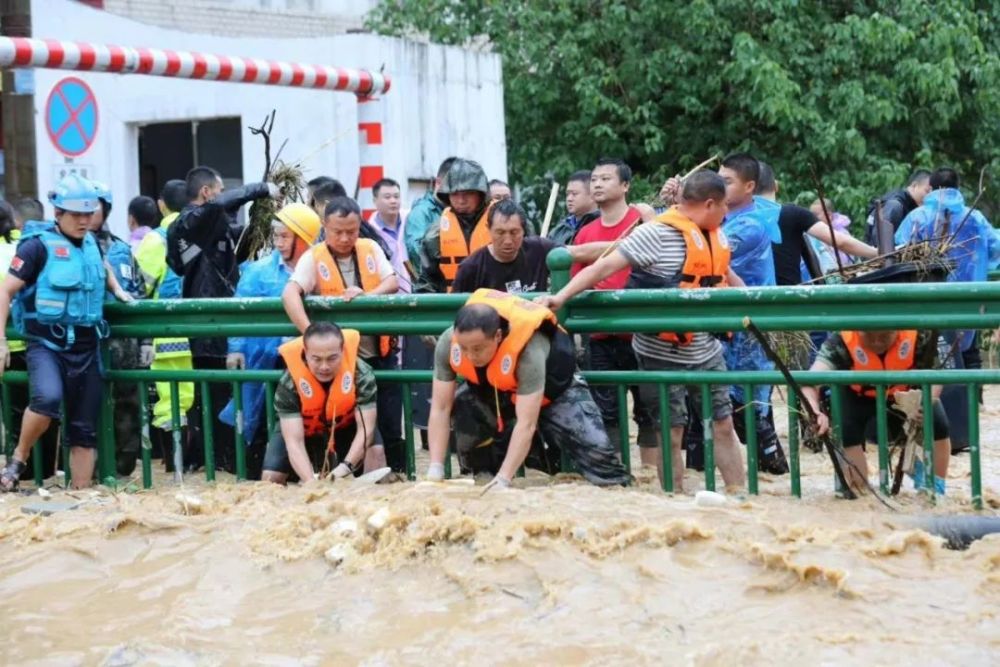 过桥的群众多一份安全保障