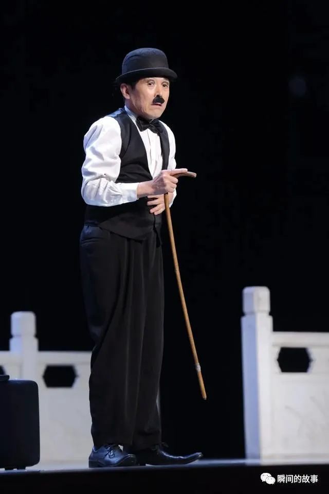 打开腾讯新闻,查看更多图片 >模仿卓别林的演员基本都是上下一身黑,白