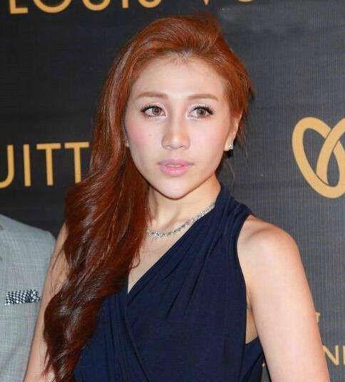 21岁东北小伙成赌王最小女婿大他8岁的何超盈甘陪14亿嫁妆