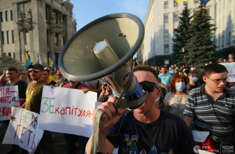 泽连斯基|乌民众举行集会，骂泽连斯基是“俄罗斯公仆”，要求其卷铺盖滚蛋