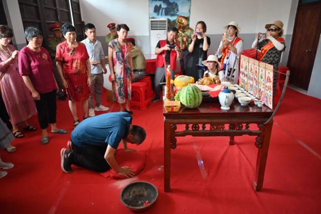 按照当地的习俗,陈瑞存认祖归宗.