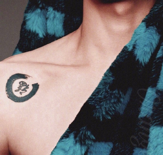 原来王嘉尔的纹身是真的,并且对于他来说都很有意义