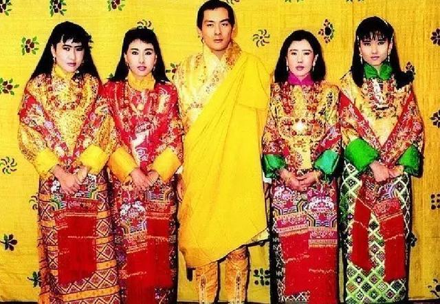 现任不丹国王有纳妾图片
