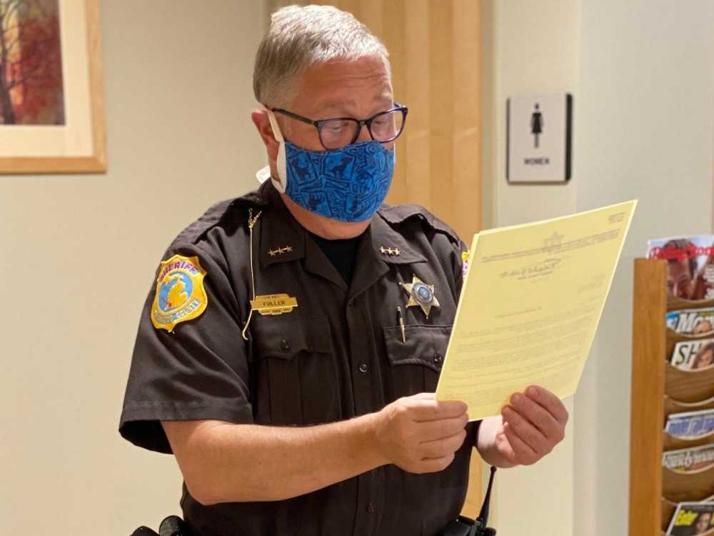 理查德·富勒|美国男子网上叫嚣警长是“胖仔”，很快家被两探员造访，连呼：我号被盗了