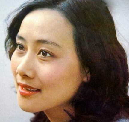 凭借着渴望走红姐弟恋恩爱39年儿子是知名导演