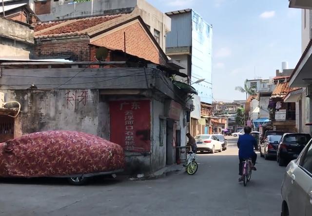 东莞长安老旧小巷子曾经晚上热闹非凡为何现在的人越来越少