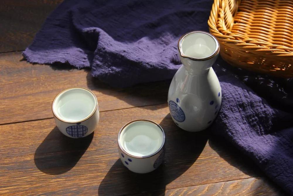 三杯两盏淡酒,怎敌他,晚来风急"的凄苦,李清照的手中似乎总端着一盏酒