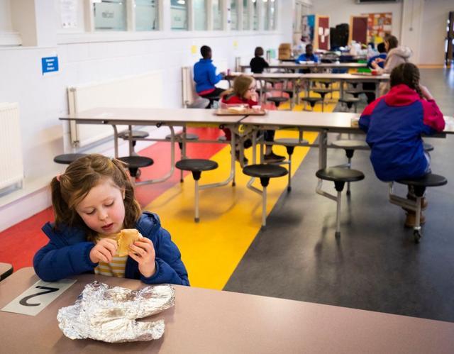 新型冠状病毒|这地感染新冠儿童人数8天骤增23％，仍坚持重开学校