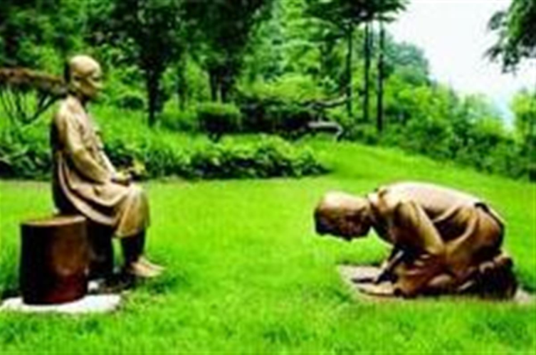 韩国_时政|韩国新建“慰安妇”雕像引热议：雕像前跪着的男子像安倍晋三