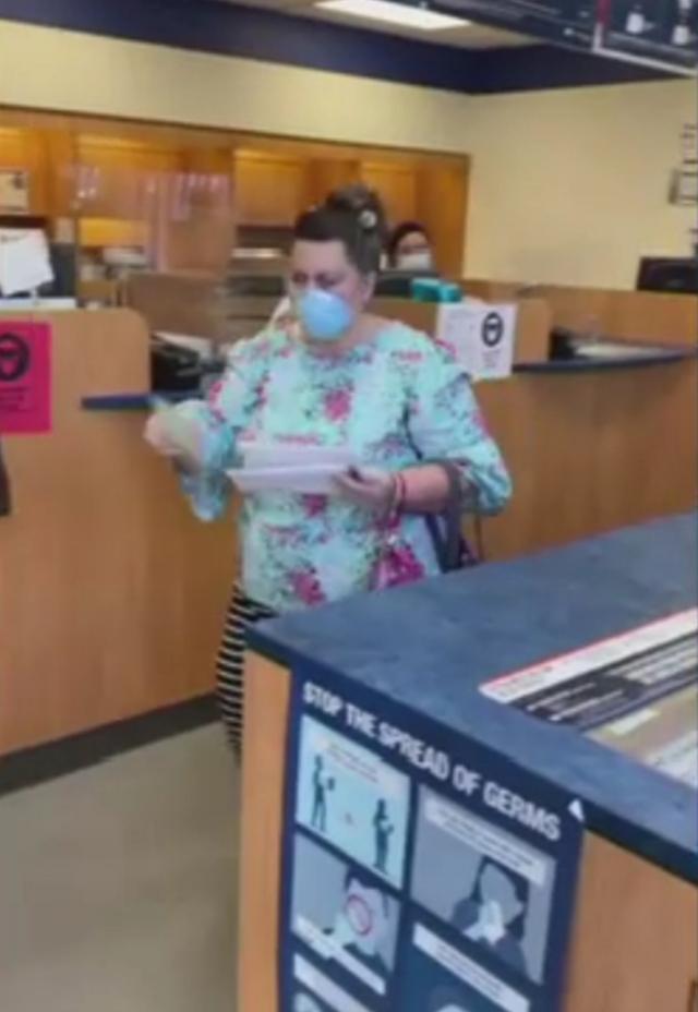 邮局|美国白人女子邮局内辱骂亚裔员工，使用种族歧视言论被视频拍下