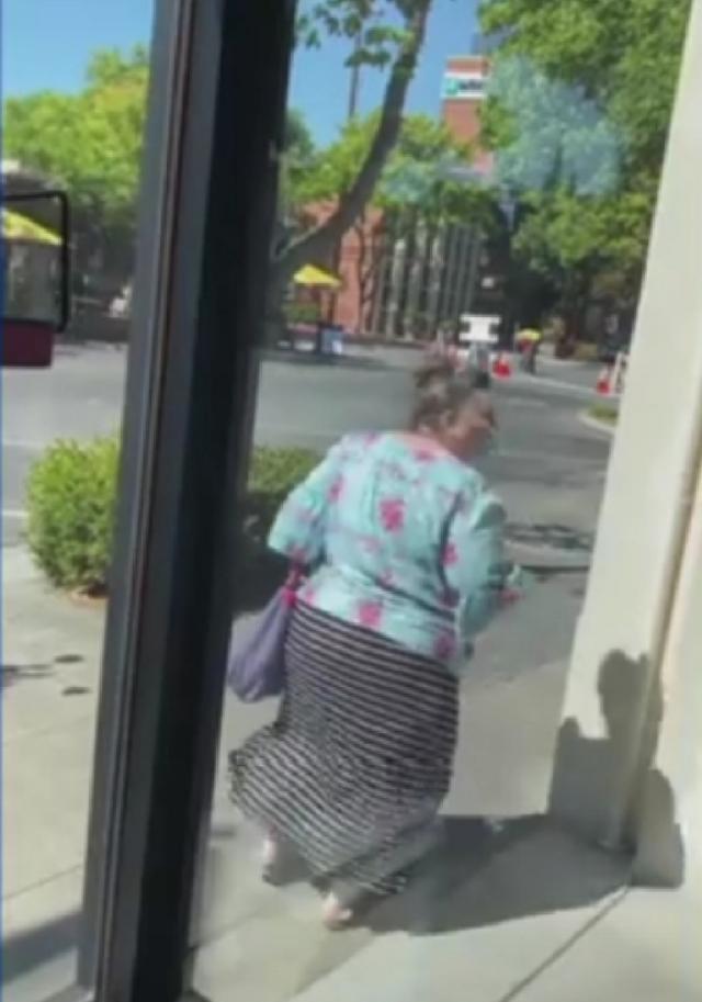 邮局|美国白人女子邮局内辱骂亚裔员工，使用种族歧视言论被视频拍下