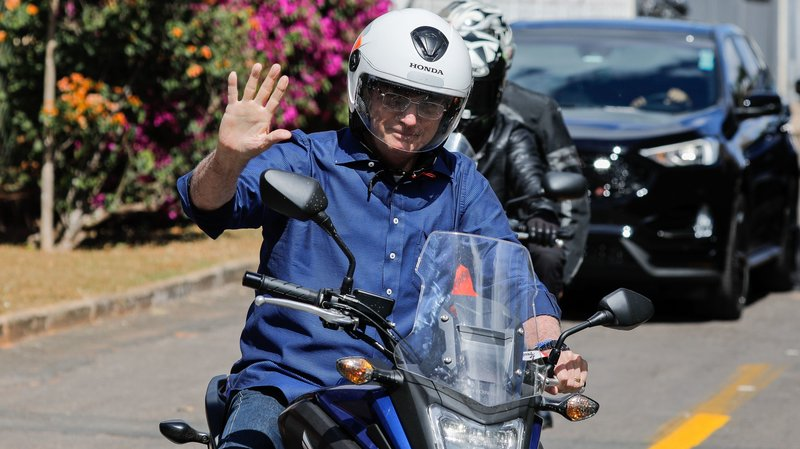 博索纳罗|巴西总统宣布新冠痊愈，随后出席集会依然不戴口罩