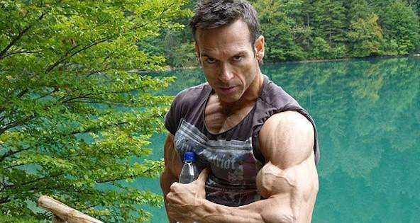 眼前这位肌肉大叔叫helmust strebl,身高190,体重90公斤,是一位健身