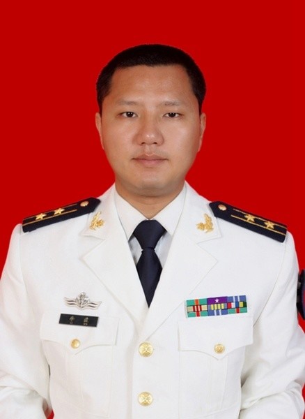 人,2002年9月入伍,2006年6月毕业于原海军航空工程学院,海军中校军衔