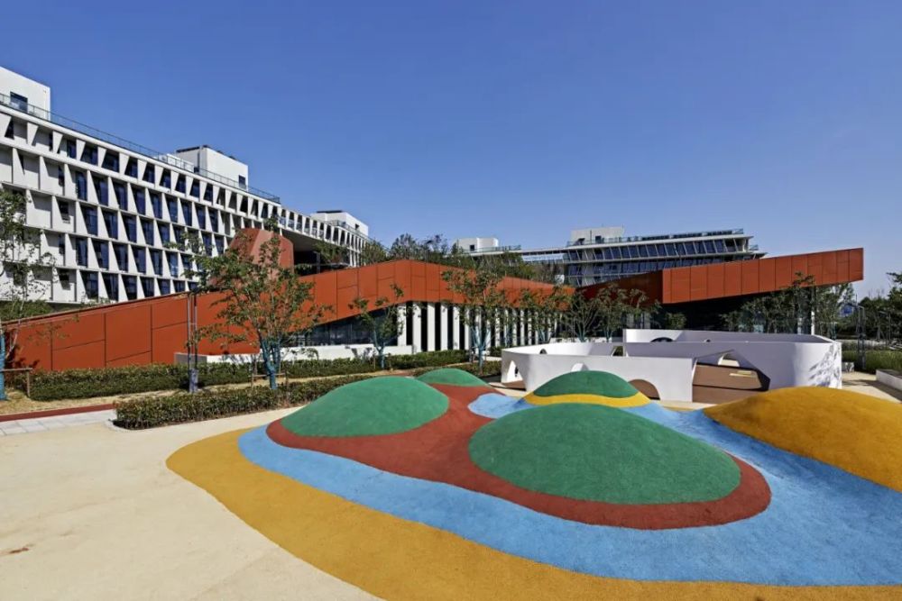 这种三重式的城市设计肌理为城市贡献了:灵活稳固的底层空间,四层高的