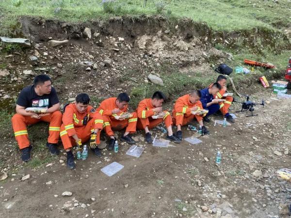 西藏消防员翻3座高山救被困男子-WordPress极简博客