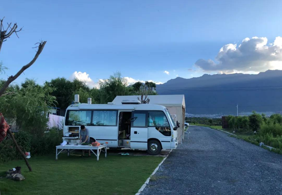 从阿里辞职的80后情侣,过着12㎡的房车生活,让无数网友羡慕