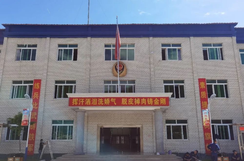 蓝"比武集训队立足实际,在集训队营区明显位置和训练场地悬挂横幅标语