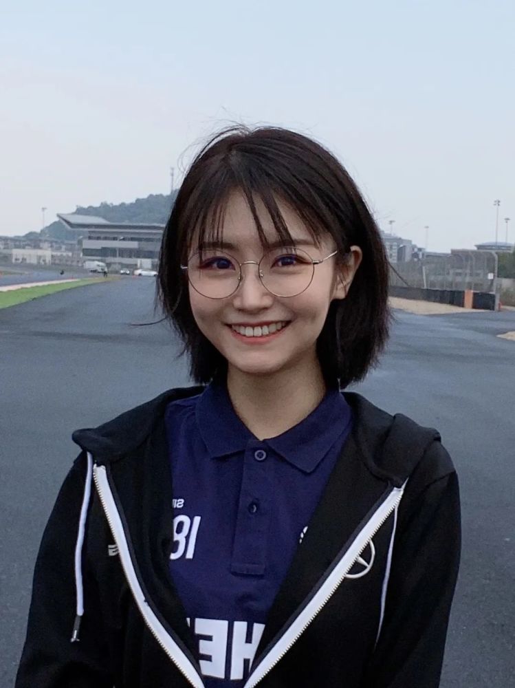 小西西要超车 汽车达人,处女座 毕业于中国戏曲学院 戳下方视频,高