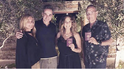 汤姆·汉克斯|美国影星汤姆·汉克斯和妻子 手持新护照留影 正式成为希腊公民