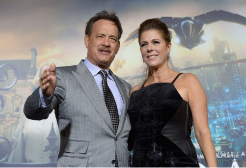 汤姆·汉克斯|美国影星汤姆·汉克斯和妻子 手持新护照留影 正式成为希腊公民