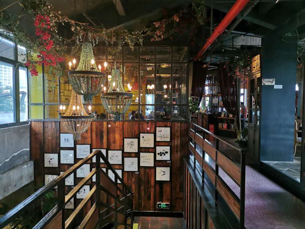 位于苏州园区湖东月光码头,一家人气很高的网红咖啡厅,格调优雅
